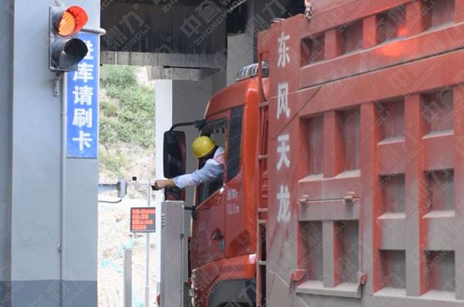 �o��ֵ�صذ�ϵ�y��Q����