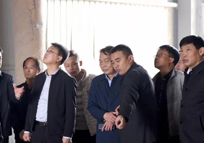 ���a���F������